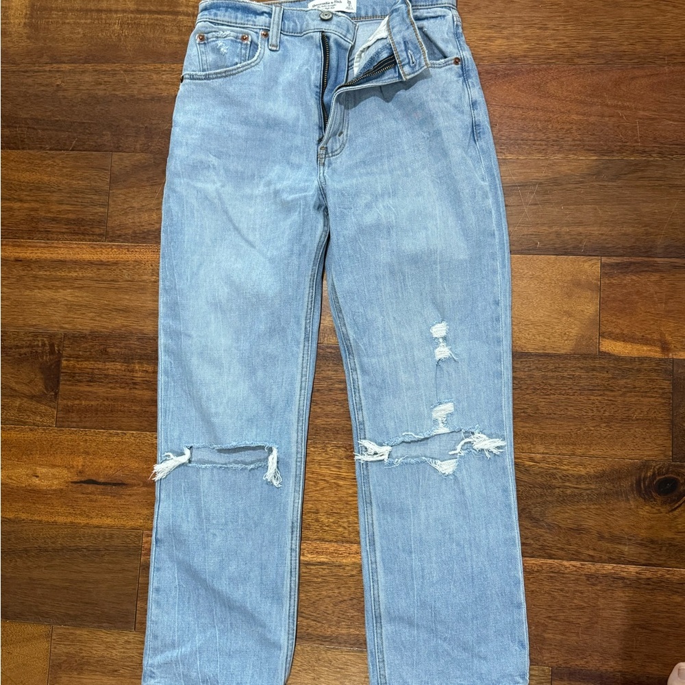 Abercrombie Distressed Women's Jeans • 26/2 short • NWT